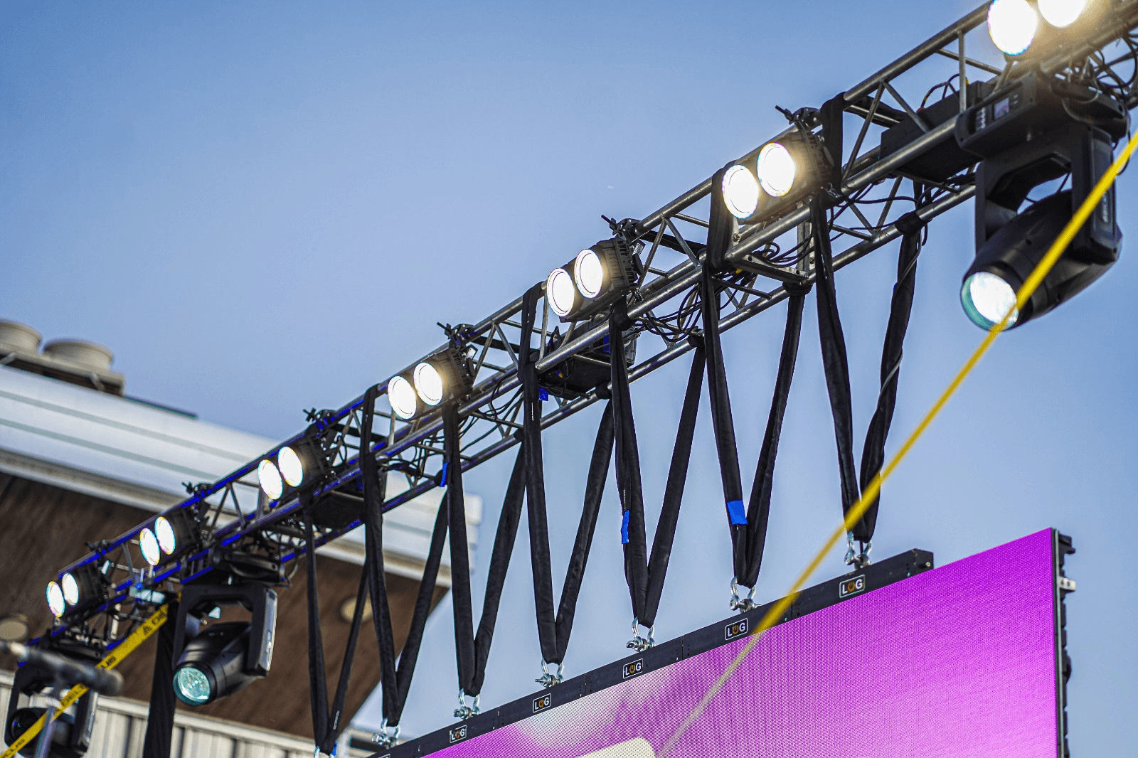 Escenario de evento con iluminación profesional